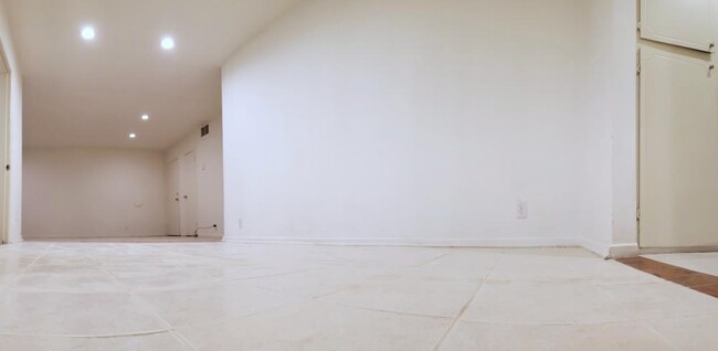 Building Photo - 3 bedroom in Van Nuys CA 91406
