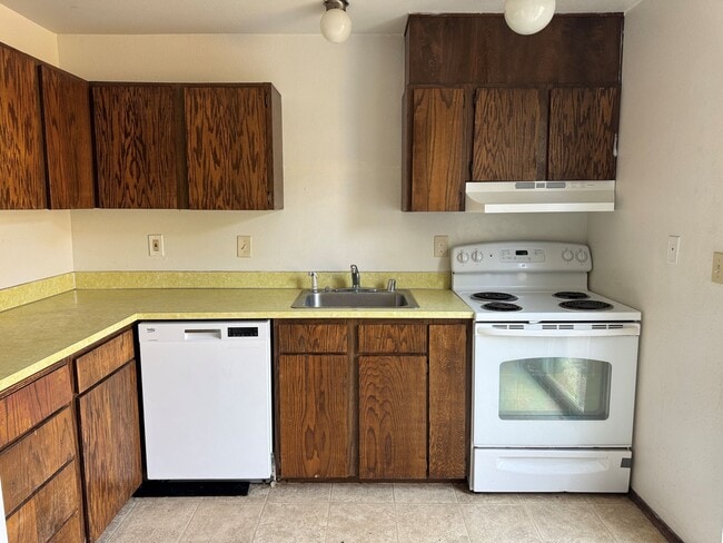 Building Photo - 675 SW Harrier Cir