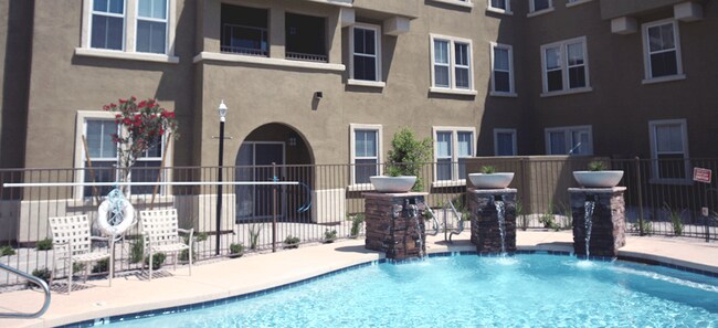Piscina - Senior Living at Matthew Henson Apartments