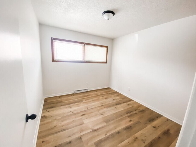 Building Photo - 2 Bed 1 Bath Duplex with Fenced Yard!