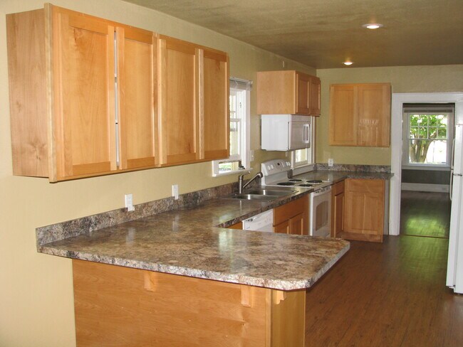 Building Photo - Three Bedroom in North Salem