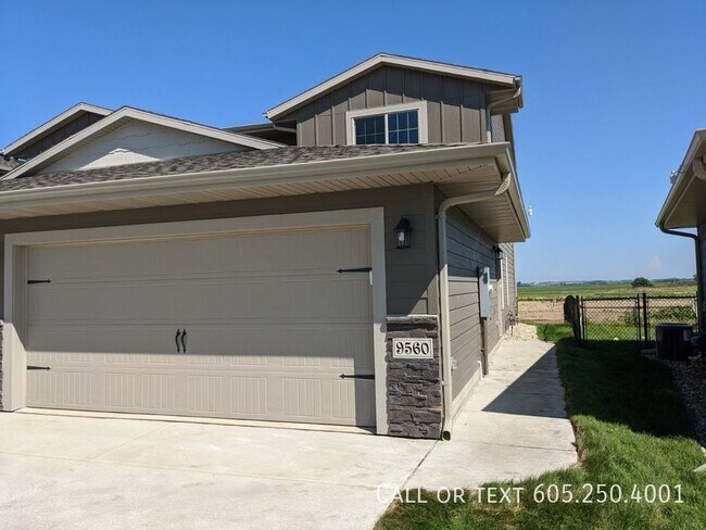 Foto del edificio - New 3 Bedroom 1.5 Bathroom Townhome w/ Dou...