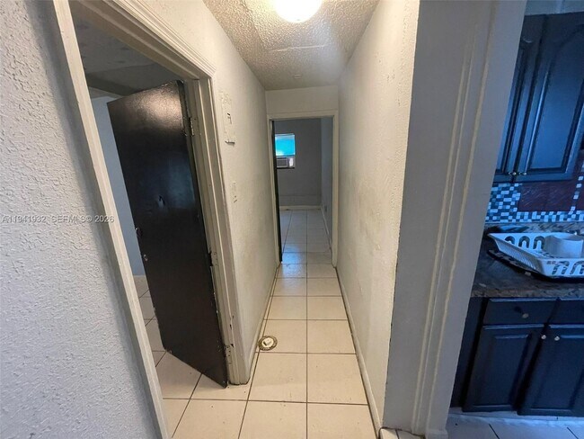 Building Photo - 1645 Lauderdale Manor Dr