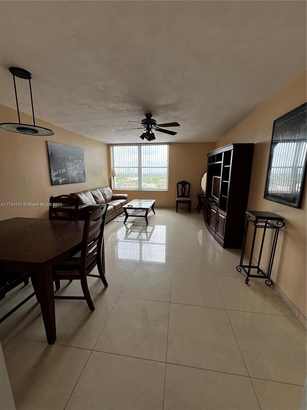 Primary Photo - 2899 Collins Ave