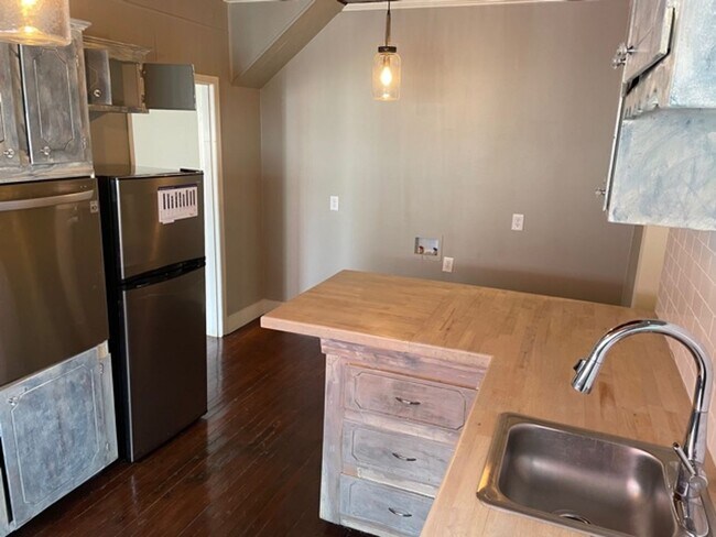 Foto del edificio - Remodeled 1 Bed Apartment near LSUS
