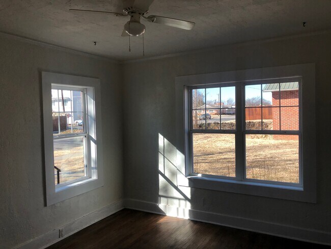 Building Photo - 821 S Dewey Ave