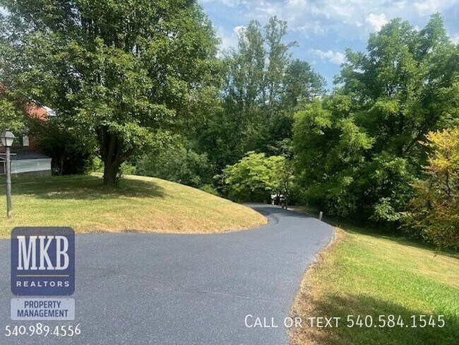 Foto del edificio - 6099 Franklin Rd