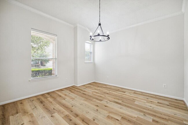 Foto del edificio - 6130 Menor Crest Dr