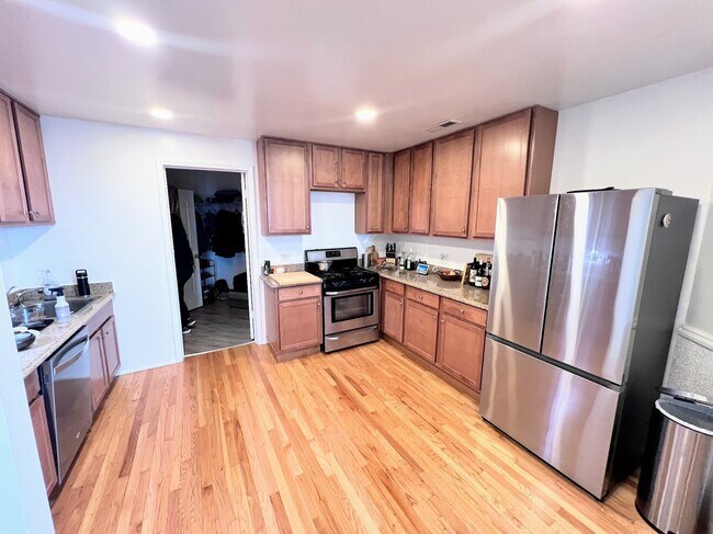 Foto del edificio - 2129 N Southport Ave