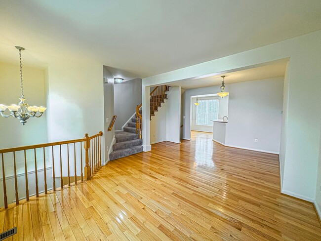 Building Photo - Gorgeous 3 Bed 2.5 Bath Interior Townhome ...