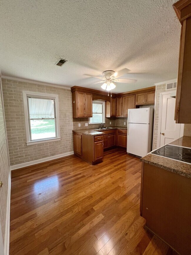 Foto del edificio - SEE IT NOW: Cozy 2-Bed, 1-Bath Ranch in Qu...