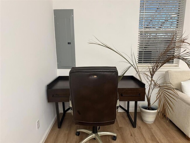 Foto del edificio - 573 S Fretz Ave