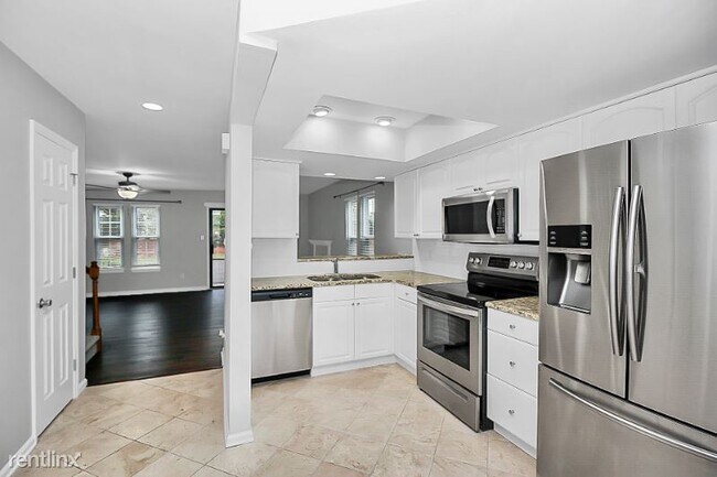Building Photo - 9237 Kings Canyon Dr