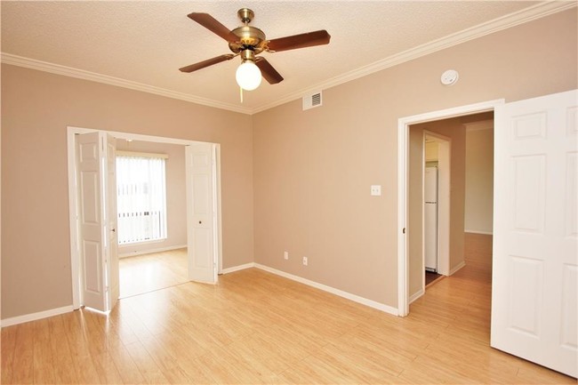 Foto del edificio - 3840 Far West Blvd