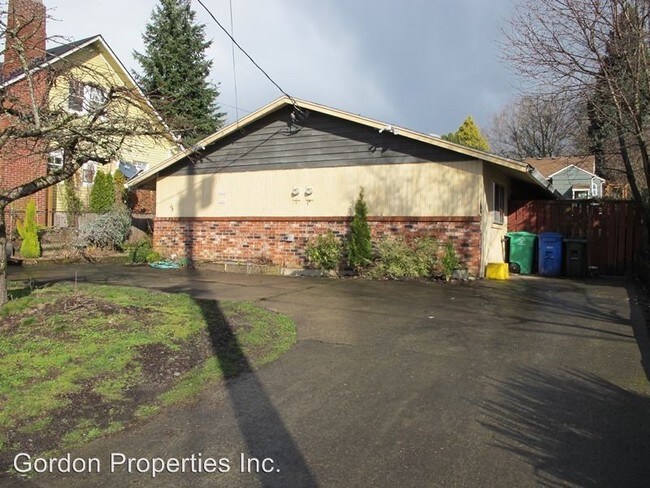 Building Photo - 4406 SE 28th Ave