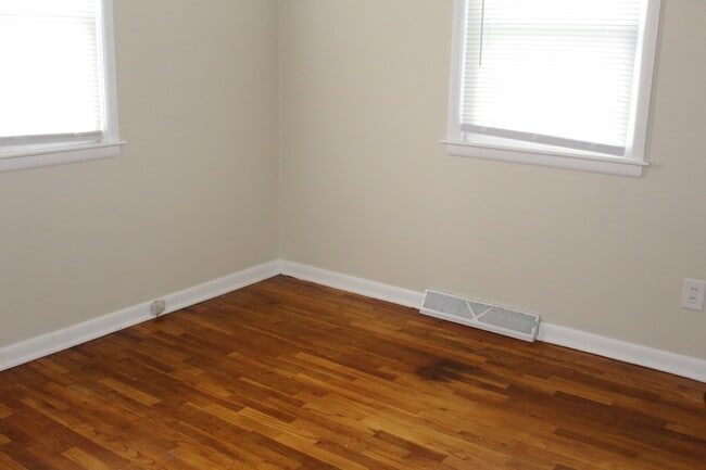 Building Photo - 1332 Sutherland Ave