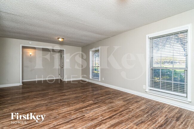 Foto del edificio - 4913 Alta Oaks Ln