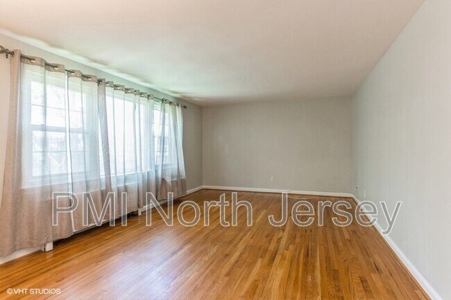 Building Photo - 24 Hutton Ave #48