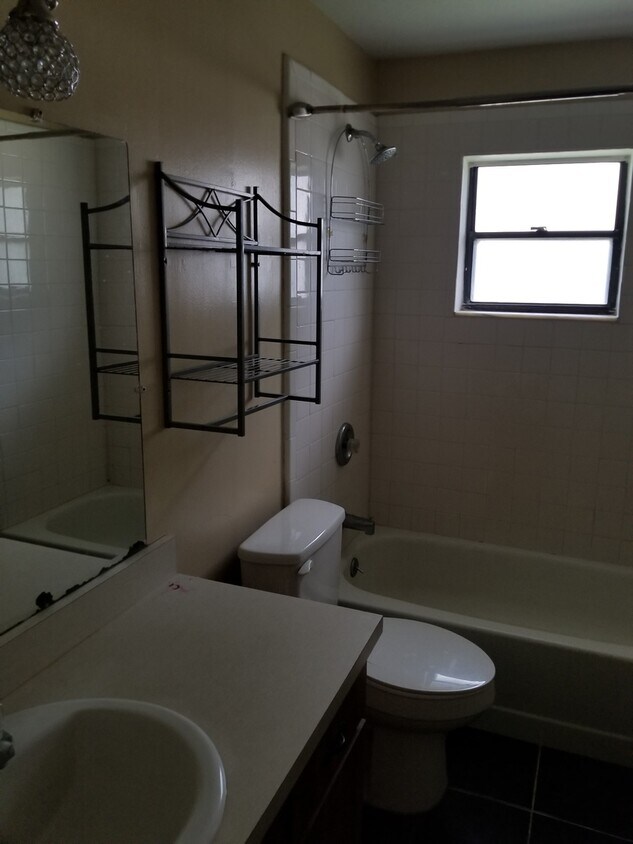 Building Photo - Great location- close to downtown Tavares