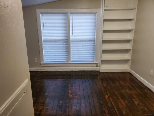 Foto del edificio - 101 E Hallsell St