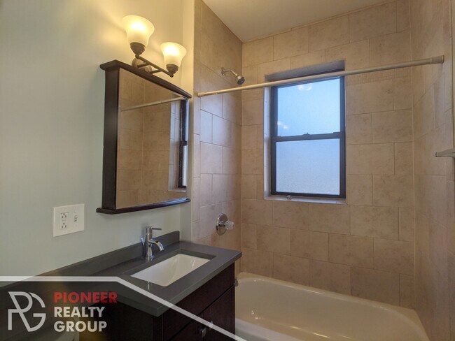 Foto del edificio - 4542 N Damen Ave