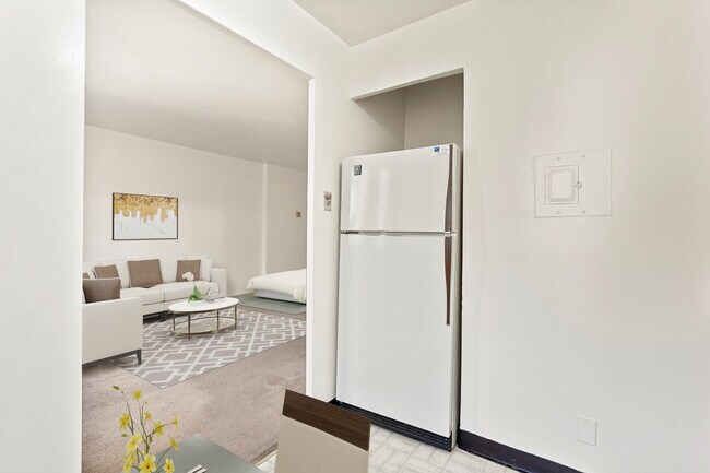 Nota: La alfombra ha sido reemplazada por pisos LVT y el refrigerador ha sido reemplazado (ahora de acero inoxidable). - 1420 N St NW