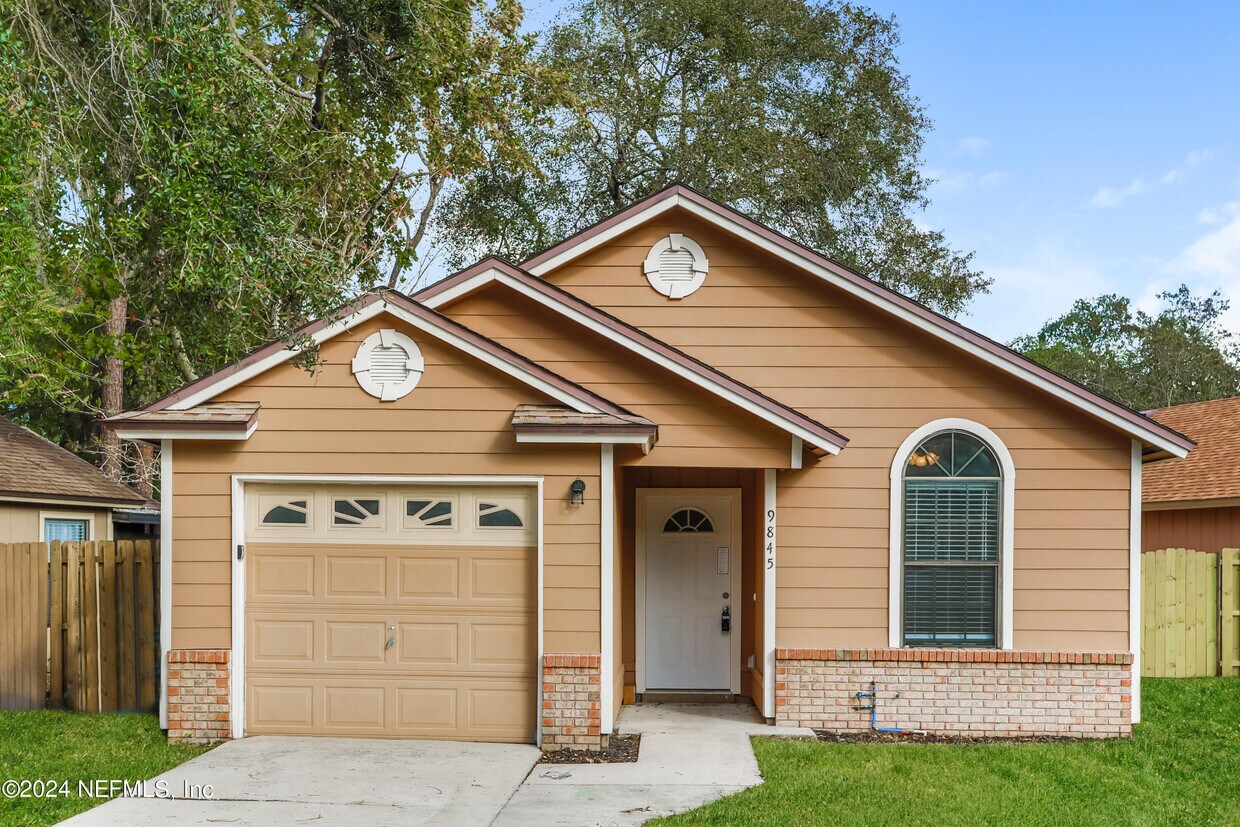 Foto principal - 9845 Paddlewheel Dr W