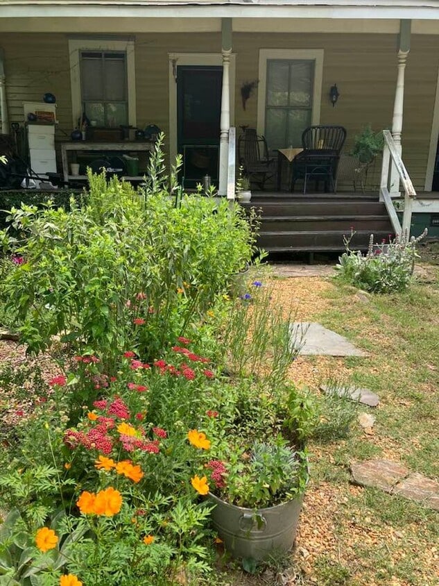 Primary Photo - Charming 2BR Duplex in Boulevard – Walk to...