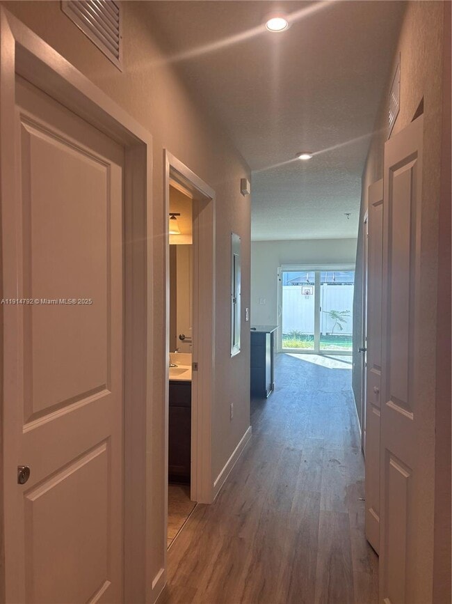 Foto del edificio - 1021 NE 5th Ave