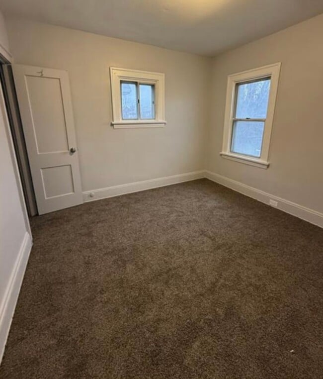 Building Photo - 3bd Single Vouchers Only