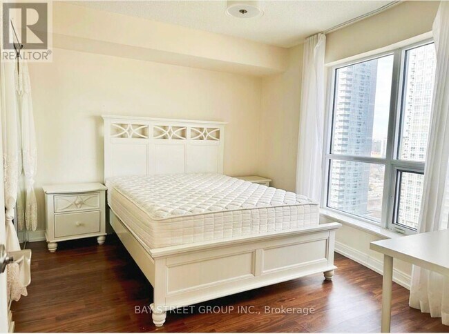 Building Photo - 151 Village Green Square