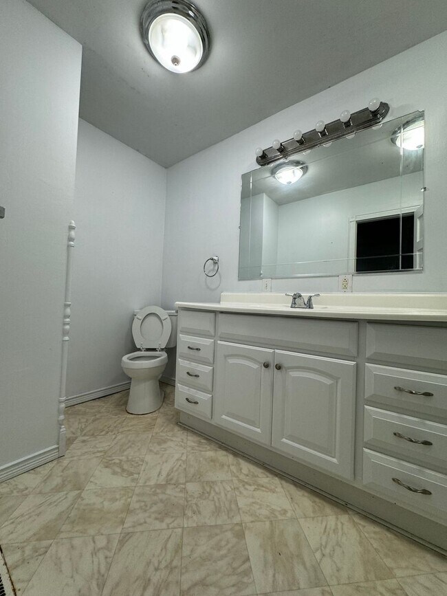 Foto del edificio - Cute 2 bedroom 1 bath home with so much sp...