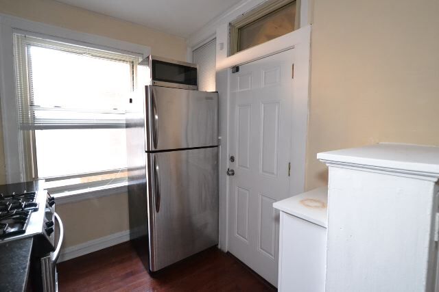 Building Photo - 541 W Surf St