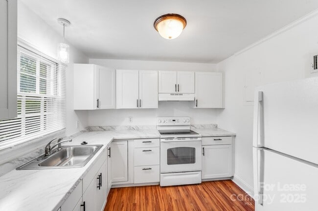 Building Photo - 405 W Harvie Ave