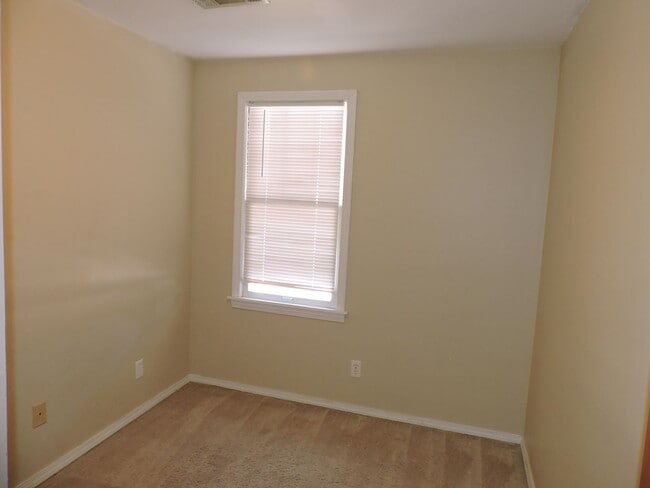 Building Photo - Cottage home on over an acre!