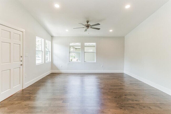 Building Photo - 6408 Kenilworth Dr