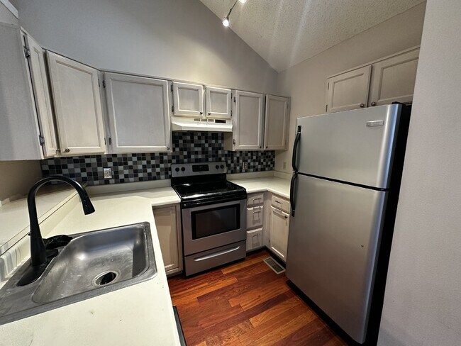 Foto del edificio - Available Now! "Charming 2bd/1ba with Fireplace & Hardwood Floors in Westminster Oasis!"