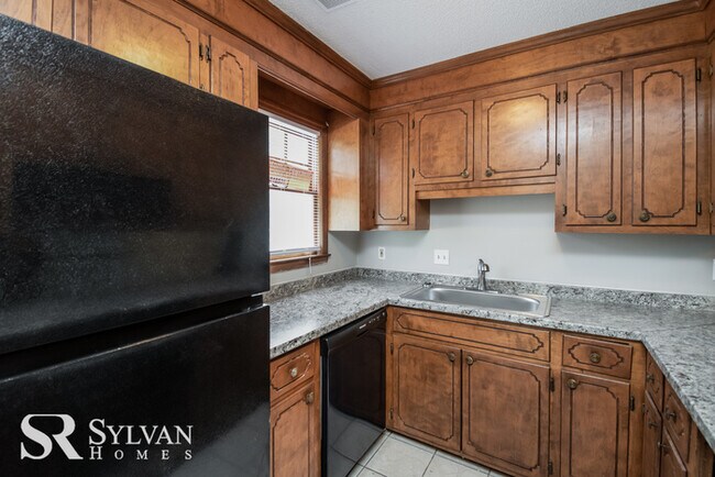 Building Photo - Spacious 2BR 2.5BA Townhome Ready now!