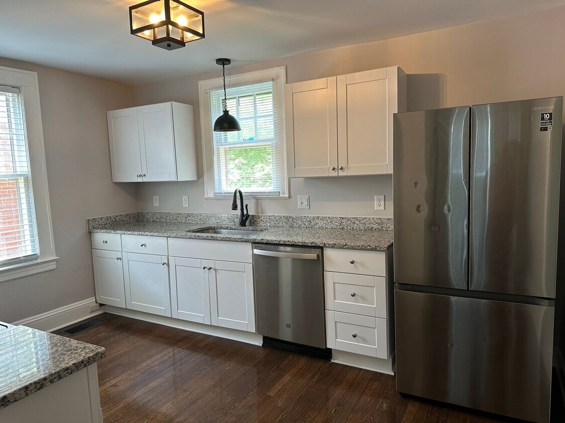 Foto principal - Three bedroom, three bath house in West End!