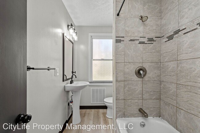 Building Photo - 2 br, 1 bath House - 201 E Woodford Ave