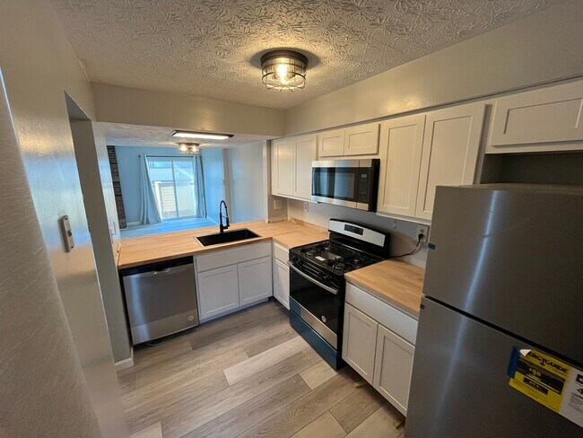 Building Photo - 853 Cherlyn Ct