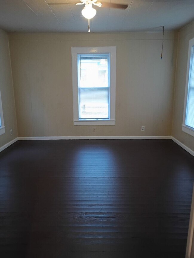 Foto del edificio - 2 Bed 1 Bath Home with Laundry Hookups