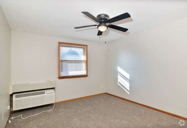 2BR, 1BA - 800SF - Primary Bedroom - Arbor Park Apartments