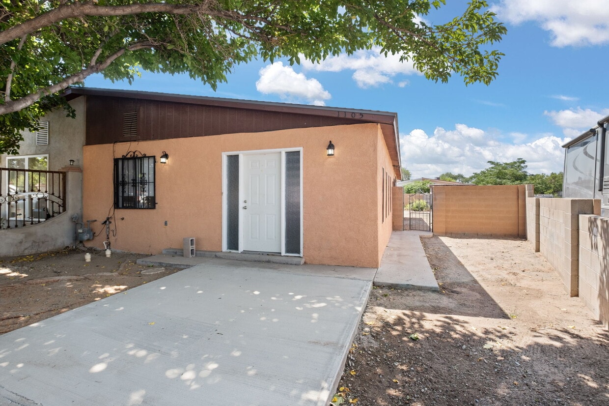 Primary Photo - 1105 Calle Mesquite