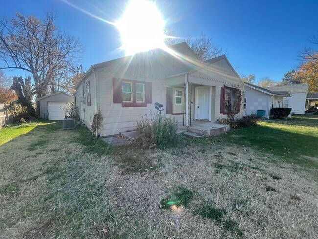 Building Photo - Remodeled 3 Bedroom 2 full bath available now