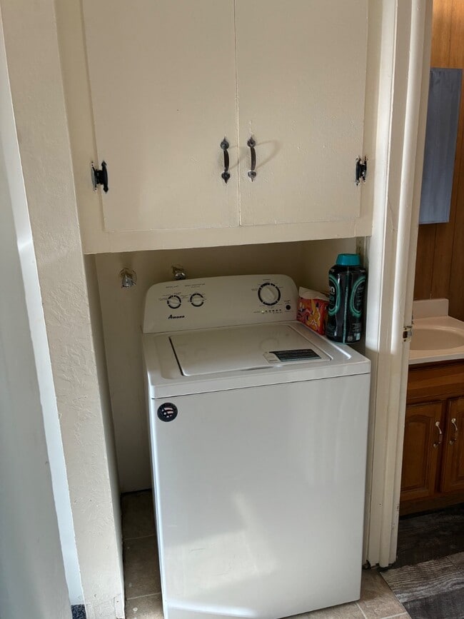 Building Photo - 202 W Lorene Ln