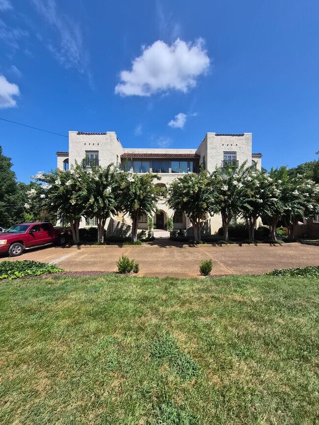 Building Photo - Knoxville 37919 - Rare opportunity to rent a historic European-style Condo with 2 bedrooms and 2 ...