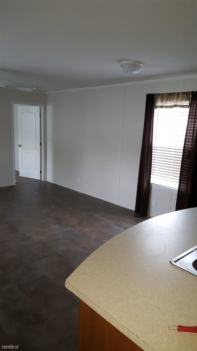 Building Photo - 124 Pinewood Est