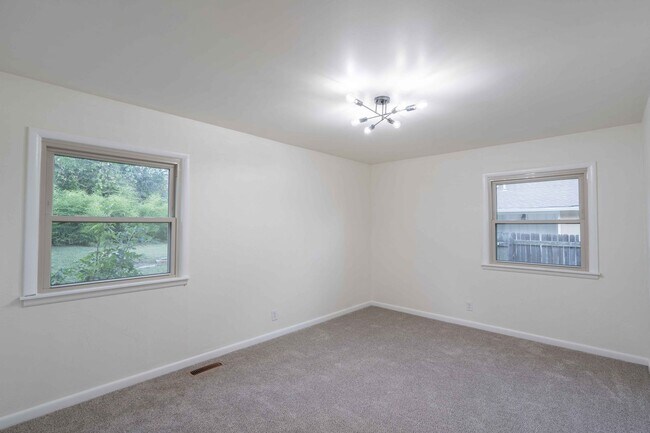 Building Photo - Beautifully Redone 3 Bedroom House! Availa...
