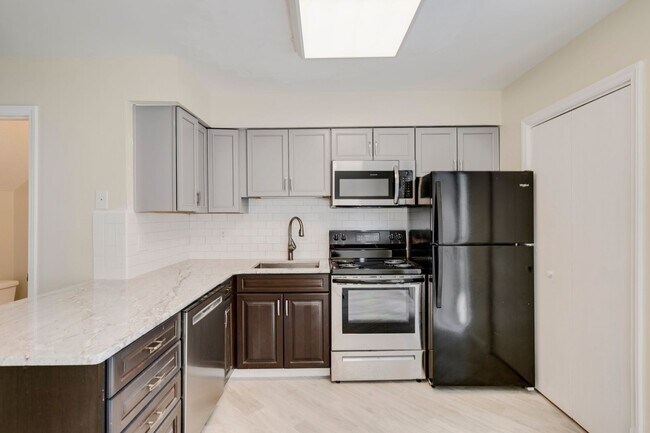 Foto del edificio - Available April! Convenient 2 BR/2.5BA Townhome